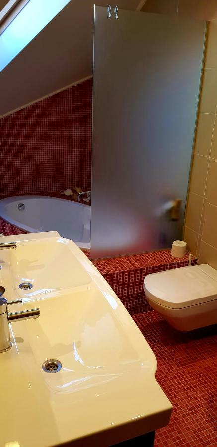 Exceptional Uzupis Bridge 3 Bedroom Apartment Vilnius Exterior photo