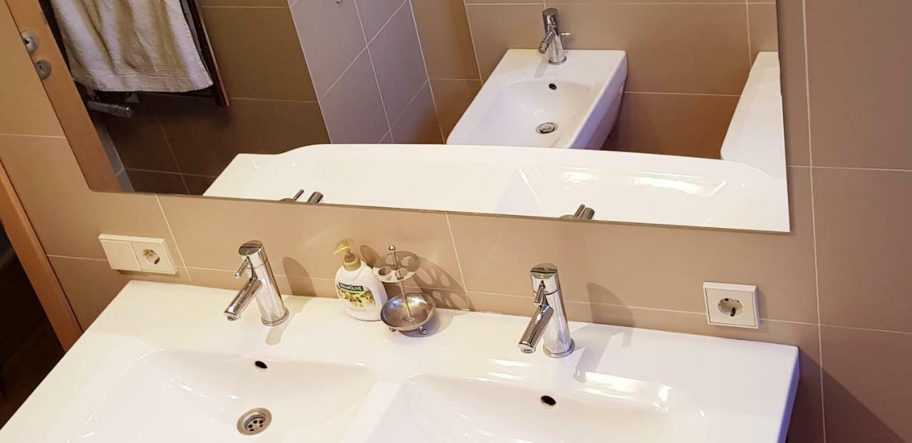 Exceptional Uzupis Bridge 3 Bedroom Apartment Vilnius Exterior photo